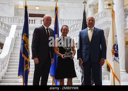 Regierung Spencer Cox, Left, und Gary Harder, Abteilung für Veteranen und Militärangelegenheiten in Utah, präsentieren Dr. Carolyn Stwertka, Ground Based Strategic Deterrent Program, Hill Air Force, State of Utah Service Member of the Year Awards in der Capitol Rotunda, 9. Juni 2022. Die Frau des Zimmermanns erhielt die Auszeichnung in seinem Namen. Der Zweck der Auszeichnungen besteht darin, die herausragenden Darsteller der wichtigsten militärischen Einheiten des Staates zu würdigen, die die Armee, die Marine, die Luftwaffe, die Marines und die Weltraumstreitkräfte von aktiven Dienst-, Wächter- und Reserveorganisationen repräsentieren. Stockfoto