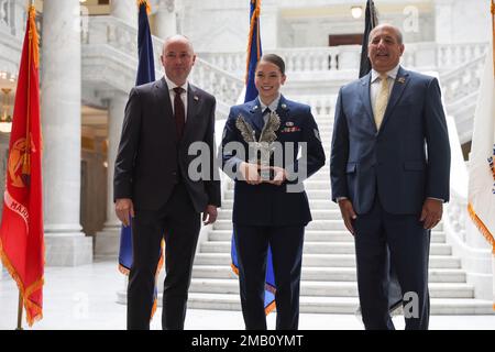 Regierung Spencer Cox, Left, und Mr. Gary Harder, Utah Department of Veterans and Military Affairs Present Staff Sgt. Ciara Loman, Utah National Guard, State of Utah Service Member of the Year Awards in der Capitol Rotunda, Juni 9, (2022) Ziel der Auszeichnungen ist es, die herausragenden Darsteller der wichtigsten militärischen Einheiten des Staates zu würdigen, die die Armee, die Marine, die Luftwaffe, die Marines und die Weltraumstreitkräfte der aktiven Dienst-, Wächter- und Reserveorganisationen vertreten. Stockfoto