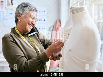 Mode, Designer und Telefonat einer Frau mit Schaufensterpuppe in der Werkstatt. Startup, Smartphone und glückliche ältere Näherin oder Schneider im Gespräch Stockfoto