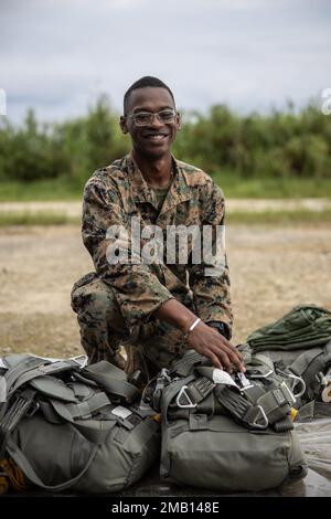 Ich bin in Chicago, Illinois, aufgewachsen. Meine Familie war immer fleißig, aber als wir aufwuchsen, hatten wir nicht viel Geld. Ich bin dem Marine Corps beigetreten, um meiner Familie finanziell zu helfen und sie für alles zurückzuzahlen, was sie für mich getan haben. Ich denke, während ich dabei bin, habe ich gelernt, mehr Teamplayer zu sein und wie wichtig es ist, zusammenzuarbeiten. Wir müssen alle zusammenarbeiten, um die Arbeit zu erledigen.“ USA D'Anglo Williams ist ein Fallschirmspringer mit 3. Landungsbataillon, Kampflogistik, Regiment 3, 3. Marine Logistics Group. Ziel der Übung war es, die Schulung aufrechtzuerhalten Stockfoto