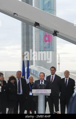 BORDEAUX, FRANKREICH - MÄRZ 16 2013 : Eröffnung der Jacques Chaban-Delmas-Liftbrücke durch den französischen Präsidenten Francois Hollande und den Bürgermeister von Bordeaux Stockfoto