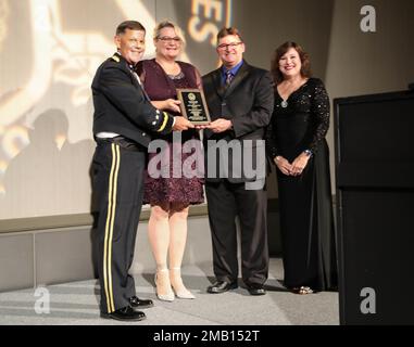 Generalleutnant Donnie Walker, stellvertretender General des Armeematerialkommandos und ranghoher Befehlshaber von Redstone Arsenal, überreicht Earl und April Thomas, die den Preis für die ehrenamtliche Familie des Jahres des AUSA-Kapitels Redstone-Huntsville erhalten haben, eine Plakette. Walker bemerkte, dass das Geburtstagsessen der Armee, das vom Redstone/Huntsville Chapter der Association of the United States Army am 9. Juni im von Braun Center in Huntsville, Alabama, ausgerichtet wurde. | Foto von Lindsay Grant, Army materiel Command Public Affairs Office Stockfoto