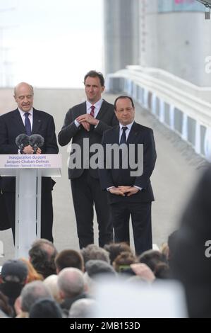 BORDEAUX, FRANKREICH - MÄRZ 16 2013 : Eröffnung der Jacques Chaban-Delmas-Liftbrücke durch den französischen Präsidenten Francois Hollande und den Bürgermeister von Bordeaux Stockfoto