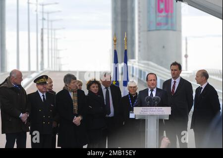 BORDEAUX, FRANKREICH - MÄRZ 16 2013 : Eröffnung der Jacques Chaban-Delmas-Liftbrücke durch den französischen Präsidenten Francois Hollande und den Bürgermeister von Bordeaux Stockfoto