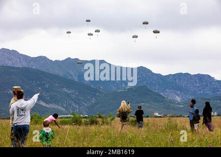 Familienmitglieder aus den USA Fallschirmjäger der Armee mit dem 173. Brigaden-Stützbataillon, 173. Luftwaffe, beobachten ihre Soldaten bei einer Luftaktion in der Juliet Drop Zone, Italien, 9. Juni 2022. Die 173. Brigade ist die USA Die Krisenreaktionstruppe der Armee in Europa, die rasch verlegbare Truppen in die Zuständigkeitsbereiche der Vereinigten Staaten in Europa, Afrika und Zentralkommando entsendet. Forward wurde in Italien und Deutschland eingesetzt und trainiert routinemäßig neben NATO-Verbündeten und -Partnern, um Partnerschaften aufzubauen und das Bündnis zu stärken. (USA Militärfoto von Staff Sgt. A Stockfoto