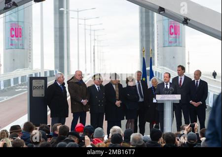 BORDEAUX, FRANKREICH - MÄRZ 16 2013 : Eröffnung der Jacques Chaban-Delmas-Liftbrücke durch den französischen Präsidenten Francois Hollande und den Bürgermeister von Bordeaux Stockfoto