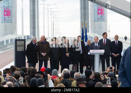 BORDEAUX, FRANKREICH - MÄRZ 16 2013 : Eröffnung der Jacques Chaban-Delmas-Liftbrücke durch den französischen Präsidenten Francois Hollande und den Bürgermeister von Bordeaux Stockfoto