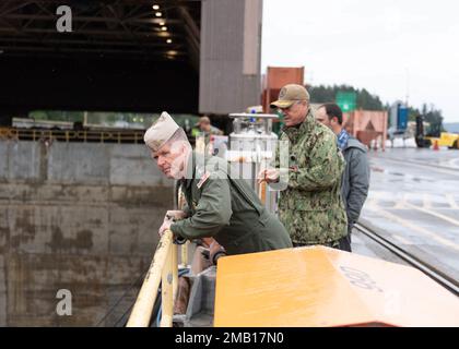 SILVERDALE, Washington (9. Juni 2022) – USA Marinekapitän Robert Figgs (rechts), kommandierender Offizier, Trident Refit Facility, Bangor (TRFB), eskortiert die USA Navy ADM. Samuel Paparo (links), Commander, USA Pacific Fleet, während einer Tour durch den Delta Pier des TRFB. Die Kernaufgabe des TRFB besteht in der Reparatur, schrittweisen Überholung und Modernisierung der U-Boot-Truppe der Pazifikflotte für ballistische Raketen. Stockfoto