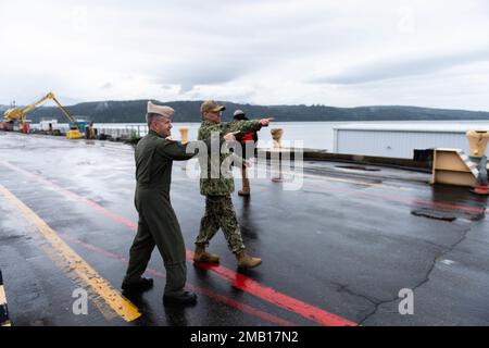 SILVERDALE, Washington (9. Juni 2022) – USA Marinekapitän Robert Figgs (rechts), kommandierender Offizier, Trident Refit Facility, Bangor (TRFB), eskortiert die USA Navy ADM. Samuel Paparo (links), Commander, USA Pacific Fleet, während einer Tour durch den Delta Pier des TRFB. Die Kernaufgabe des TRFB besteht in der Reparatur, schrittweisen Überholung und Modernisierung der U-Boot-Truppe der Pazifikflotte für ballistische Raketen. Stockfoto