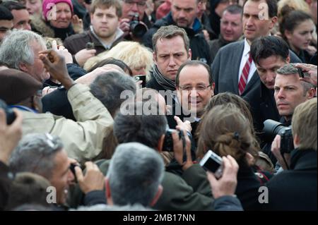 BORDEAUX, FRANKREICH - MÄRZ 16 2013 : Eröffnung der Jacques Chaban-Delmas-Liftbrücke durch den französischen Präsidenten Francois Hollande und den Bürgermeister von Bordeaux Stockfoto