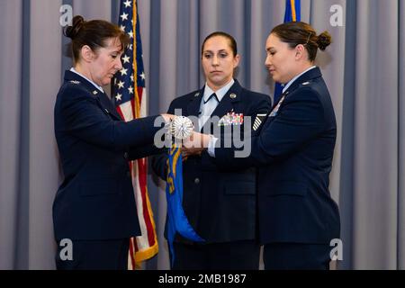 LT. Oberst Kristen Carter, rechts, ausgehender 436. Sanitäter-Staffel-Kommandant, und Oberst Tracy Allen, links, 436. Medical Group Commander, hat den 436. MDSS-Guidon an der Landung auf der Dover Luftwaffenbasis, Delaware, 9. Juni 2022. Die 1992 gegründete MDSS 436. hielt eine Zeremonie zur Inaktivierung ab und war die erste von vier Zeremonien, die im Rahmen der MDG 436. durchgeführt wurden. Guidon übernahm die Zeremonie mit Master Sgt. Amy Schwiesow, Zentrum, 436. MDSS-Superintendent. Stockfoto