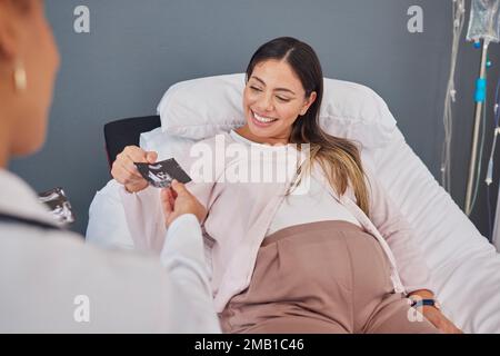 Arzt, glückliche schwangere Frau und Foto aus Ultraschall, aufgeregt und Familienplanung in der Klinik. Schwarze Frau Sanitäterin, Ultraschallbild und Gesundheitsversorgung für Stockfoto