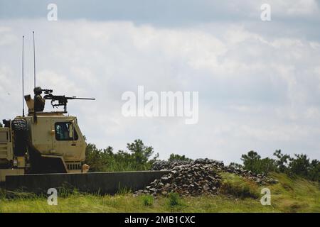 Die 485. Chemiekonzeitung baut die Crew Gunnery auf einem 5-Tonnen-Fahrzeug .50 Cal auf. Diese Feuerübung fand auf der Range 65 auf dem Fort Dix Range Complex statt. Die Besatzungstruppe qualifiziert und entwickelt eine Fahrzeugbesatzung, die die Ausbildung verbessert und die Einheiten auf Theateroperationen vorbereitet. (Fotos vom Fort Dix [TSC] Training Support Center) JB,MDL,Fort,Dix,Army,Live,Fire,New,Jersey, Stockfoto