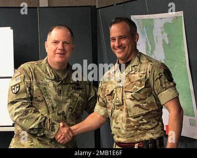 Als Vertreter der Vereinigten Staaten und Großbritanniens (von links nach rechts) sind Generalleutnant John F. Hussey, Befehlshaber des 200. Militärpolizeikommandos, und Major Richard Titus Jordan, Stabsoffizier in der Support-Abteilung des Alliierten Krisenreaktionskorps. Generalmajor Hussey brachte wichtige Mitarbeiter vom 4. Bis 11. Juni 2022 nach Kaiserslautern, Deutschland, zur Ausbildung in der Übung Defender Europe 22, mit Schwerpunkt auf allgemeinen Unterstützungs- und Haftoperationen. Stockfoto