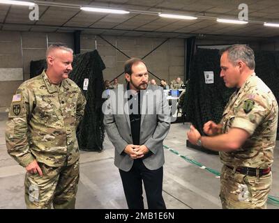 Oberstleutnant John Mullaney, Befehlshaber des 744. Militärpolizeibataillons, Generalmajor (Ret.), diskutiert über allgemeine Unterstützungs- und Haftoperationen bei der Übung Defender Europe in Kaiserslautern, Deutschland. Edward Dorman, Experte für Nachhaltigkeit und Logistik bei S10 Consulting, und Major Richard Titus Jordan, Stabsoffizier in der Support Division des Allied Rapid Reaction Corps. Oberstleutnant Mullaneys Elterneinheit, das 200. Militärpolizeikommando, brachte vom 4. Bis 11. Juni 2022 wichtige Mitarbeiter zur Ausbildung in Kaiserslautern mit. Stockfoto