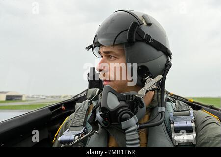 USA Air Force Tech. Sgt. Corban Lundborg, 4. Kampfkameradron, betreibt eine Kamera auf dem Rücksitz eines F-15D Eagle, der dem 44. Kampfgeschwader, Kadena Air Base, Japan, 9. Juni 2022 zugewiesen wurde. Die Combat Camera Mission soll dem Verteidigungsministerium und gemeinsamen Führern gezielte Bildfunktionen zur Unterstützung strategischer, operativer und planerischer Anforderungen während Kriegseinsätzen, weltweiten Krisen, Notfallsituationen, gemeinsamen Übungen und humanitären Einsätzen bereitstellen. Stockfoto