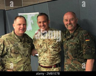 Als Vertreter der Vereinigten Staaten, Großbritanniens und Deutschlands (von links nach rechts) stehen Generalleutnant John F. Hussey, Befehlshaber des 200. Militärpolizeikommandos, Major Richard Titus Jordan, Ein Stabsoffizier der Unterstützungsabteilung des Alliierten Krisenreaktionskorps und Oberstleutnant Henning von der Brelje, ein Einsatzoffizier des deutschen Militärpolizeikommandos. Generalmajor Hussey brachte wichtige Mitarbeiter vom 4. Bis 11. Juni 2022 nach Kaiserslautern, Deutschland, zur Ausbildung in der Übung Defender Europe 22, mit Schwerpunkt auf allgemeinen Unterstützungs- und Haftoperationen. Stockfoto