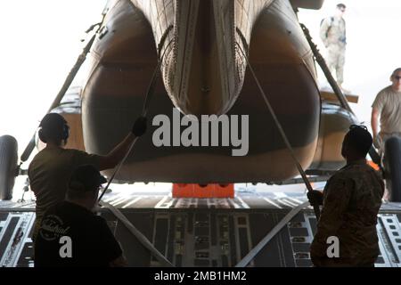 Ein Mi-17 Hubschrauber wird auf ein C-17 Globemaster III Flugzeug am Davis-Monthan Luftwaffenstützpunkt, Arizona, am 9. Juni 2022 geladen. Die C-17 trug einen Mi-17-Helikopter, den das Verteidigungsministerium bereitstellt, um die ukrainische Truppenbewegung auf dem Schlachtfeld zu unterstützen. Stockfoto