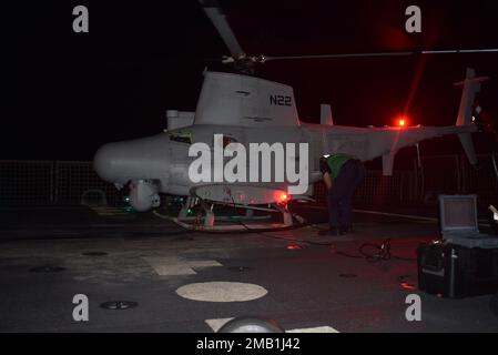 220609-N-N3764-1001 CARIBBEAN SEA (9. Juni 2022) Aviation Machinist Mate 3. Class Jesse Maldonado führt Wartungsarbeiten an der MQ-8B Fire Scout an Bord des Kampfschiffs USS Billings (LCS 15) in der Variante Freedom durch, 9. Juni 2022. Billings wird in das US-Flottengebiet 4. entsandt, um die Mission der Joint Interagency Task Force South zu unterstützen, zu der auch Missionen zur Bekämpfung des illegalen Drogenhandels in der Karibik und im östlichen Pazifik gehören. Stockfoto