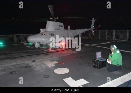 220609-N-N3764-1003 CARIBBEAN SEA (9. Juni 2022) Aviation Machinist Mate 2. Class Eulises Bacerra führt Wartungsarbeiten an der MQ-8B Fire Scout an Bord des Küstenschiffes USS Billings (LCS 15) in der Variante Freedom durch, 9. Juni 2022. Billings wird in das US-Flottengebiet 4. entsandt, um die Mission der Joint Interagency Task Force South zu unterstützen, zu der auch Missionen zur Bekämpfung des illegalen Drogenhandels in der Karibik und im östlichen Pazifik gehören. Stockfoto