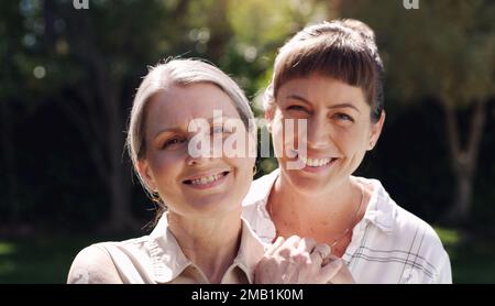 Ich liebe dich so sehr, mom. Eine Mutter und Tochter, die sich draußen umarmen. Stockfoto