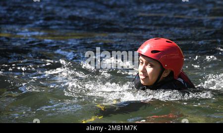 Staff Sgt. Annmarie Peredez von der medizinischen Einheit 1, 144. Medical Group, 144. Fighter Wing, California Air National Guard, macht sich auf den Weg über den schnell fließenden Truckee River, 9. Juni 2022, in der High Sierra Region von Kalifornien. Die Einheit nahm an einer Wasserrettungstraining in Zusammenarbeit mit medizinischen Einheiten aus Hawaii und Nevada zur Unterstützung der FEMA-Region IX Teil Stockfoto