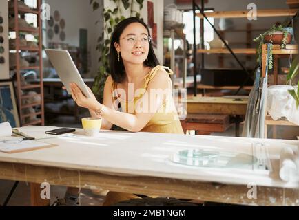 Denken, Entspannen und Tablet mit einer asiatischen Frau und Idea in Startups für Management, Planung und Forschung. Digital, Vision und kreativ mit Klein Stockfoto