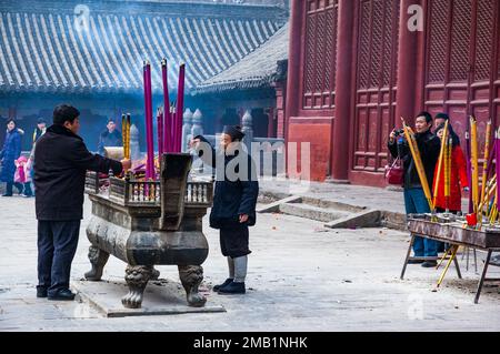 Dengfeng, China – 01312009: Brennender Weihrauch vor dem Junji Hall-Gebäude des taoistischen Zhongyue-Tempels. Stockfoto