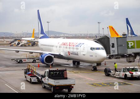 ISTANBUL - JAN 13: Flugzeuge mit Anadolujet-Flugzeuglogos am Sabiha Gokcen Airport in Istanbul, am 13. Januar. 2023 in der Türkei Stockfoto