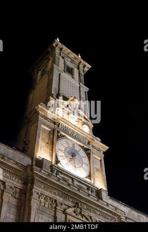 Ein vertikales Bild des Uhrenturms des Giureconsulti-Palastes (Palazzo Affari) bei Nacht in Mailand, Italien Stockfoto