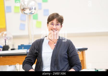 Marine Surface Warfare Center Biochemikerin Erica Borgers Klonkowski spricht vor einer Gruppe von Schülern während des Schulprogramms für regionale Gouverneure der Fredericksburg im Juni 9 über ihre Bildungsreise und ihren Karriereweg. Stockfoto