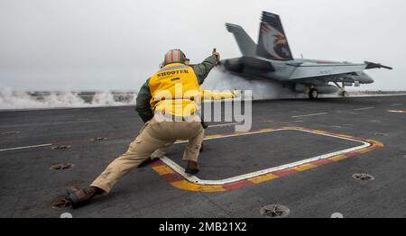 220609-N-DU622-1221 PAZIFIK (9. Juni 2022) zwei Schützen starten eine F/A-18E Super Hornet, aus den „Blauen Diamanten“ der Streikkkämpfer-Staffel (VFA) 146, vom Cockpit des Flugzeugträgers USS Nimitz (CVN 68). Nimitz ist im 3.-Flottenbereich der USA unterwegs. Stockfoto