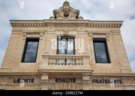 mairie liberte egalite Fraternite france Text auf der Wandfassade bedeutet Rathausfreiheit Gleichberechtigung Stockfoto