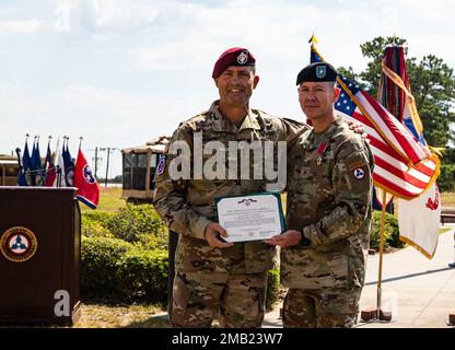 USA Generalmajor Brian Mennes, stellvertretender General des XVIII Airborne Corps, überreicht Brigg den Legion of Merit Award. General Lance Curtis, abgehender Befehlshaber, 3. Expeditionary Sustainment Command, XVIII Airborne Corps, beim 3. ESC-Kommandowechsel und Abtretung der Verantwortung für Fort Bragg, North Carolina, am 10. Juni 2022. Während der Zeremonie übernahm Oberst John (Brad) Hinson das Kommando des 3. WSR von Curtis. Stockfoto