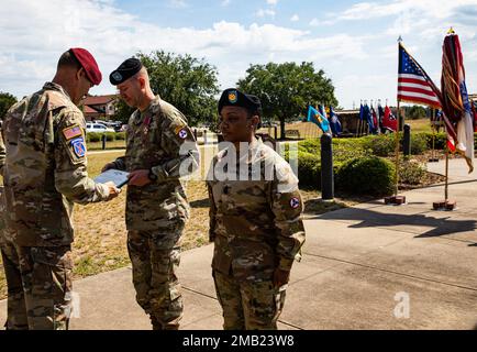 USA Generalmajor Brian Mennes, stellvertretender General des XVIII Airborne Corps, überreicht Brigg den Legion of Merit Award. Generalleutnant Lance Curtis, ausscheidender Befehlshaber, 3. Expeditionary Sustainment Command, XVIII Airborne Corps und Kommandosgt. Major Phelicea REDD, ausscheidender Kommandofeldwebel Major, beim 3. ESC Command Change of Command and Releasing of Responsibility in Fort Bragg, North Carolina, 10. Juni 2022. Während der Zeremonie übernahm Oberst John (Brad) Hinson das Kommando des 3. WSR von Curtis. Stockfoto