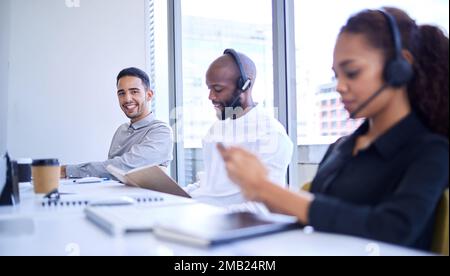 Mitarbeiter in Callcentern, Telemarketing und Consultants mit Verkaufserfolg, Teamarbeit und Telekommunikation. Mitarbeiter des technischen Supports, Kundenbetreuung und Stockfoto