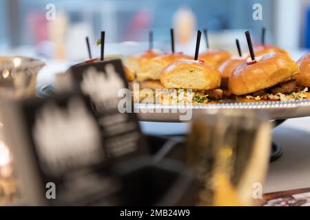 USA Bei der alljährlichen Galley Wars während der Portland Fleet Week in Oregon am 9. Juni 2022 bereiten Navy-Spezialisten Schweinebauch und Kimchi-Sliders für Richter zu. Die Portland Fleet Week ist eine feierliche Feier der Seeverkehrsdienste und bietet den Einwohnern Oregons die Gelegenheit, Matrosen, Marines und Küstenwachmänner zu treffen und die neuesten Möglichkeiten der heutigen Seeverkehrsdienste aus erster Hand zu erleben. Stockfoto