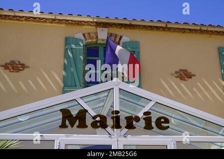 Rathausfassade in Frankreich mit französischem Text „mairie“ steht für Rathausschild an der Wand Stockfoto