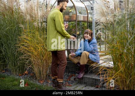 Das Paar hängt auf einer Veranda ihres Hauses Stockfoto