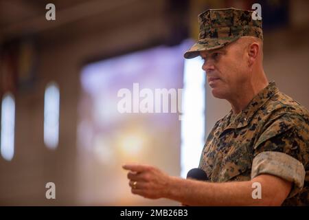 Brigg. General Julie L. Nethercot übergibt das Kommando über die Rekrutierung von Depot Parris Island, S.C. und der östlichen Rekrutierungsregion an Brigadegeneral. General Walker M. Field während einer Zeremonie zum Kommandowechsel an Bord von MCRD Parris Island, S.C., 10. Juni 2022. Brigg. Gen. Nethercot leitet MCRD und die ERR seit Juni 2020. Stockfoto