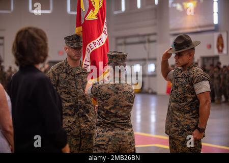Brigg. General Julie L. Nethercot übergibt das Kommando über die Rekrutierung von Depot Parris Island, S.C. und der östlichen Rekrutierungsregion an Brigadegeneral. General Walker M. Field während einer Zeremonie zum Kommandowechsel an Bord von MCRD Parris Island, S.C., 10. Juni 2022. Brigg. Gen. Nethercot leitet MCRD und die ERR seit Juni 2020. Stockfoto