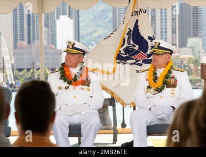 Matthew Sibley (links) als Kommandeur der Küstenwache 14. Distrikt während einer Zeremonie zum Kommandowechsel auf der Küstenwache Honolulu am 10. Juni 2022. Sibley verlässt seine Karriere als stellvertretender Kommandeur der Coast Guard Pacific Area. Kommandowechsel,Küstenwache,Bezirk 14,HAWAII,Honolulu,Sektor Honolulu, Stockfoto