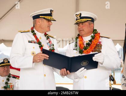 Matthew Sibley (rechts), Kommandeur der Küstenwache 14. Bezirk, wird während einer Zeremonie zum Kommandowechsel auf der Küstenwache Honolulu am 10. Juni 2022 mit der Legion of Merit von Michael McAllister (links), Kommandeur der Küstenwache Pacific Area, ausgezeichnet. Während der Zeremonie übergab Sibley den Dienst als Kommandeur des Bezirks an den Hintermann Michael Day. Kommandowechsel,Küstenwache,Bezirk 14,HAWAII,Honolulu,Sektor Honolulu, Stockfoto