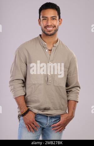 Glücklich, selbstbewusst und Porträt eines gutaussehenden Asiaten isoliert auf grauem Hintergrund in einem Studio. Modisch, stilvoll und ein junges japanisches Model Stockfoto