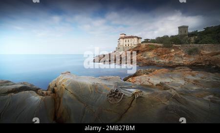 Burg Boccale und die Sandsteinfelsen von Romito. Langzeitbelichtung. Livorno, Toskana, Italien, Europa Stockfoto
