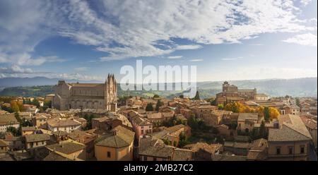 Orvieto Stadt mit Panoramablick aus der Vogelperspektive und Dom Wahrzeichen. Umbrien, Italien, Europa. Stockfoto