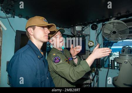 220610-N-TO573-1130 MITTELMEER (10. Juni 2022) LT. Cmdr. Pat McAleer, rechts, aus Orono, Maine, erteilt dem Schiffsmann Ryan Becvar aus Islip, New York, Navigationsanweisungen, bevor er als Betrüger während einer Wiederauffüllung auf See mit USNS Robert E. Peary an Bord der USS Harry S. Truman (CVN 75), 10. Juni 2022, übernimmt. Die Harry S. Truman Carrier Strike Group befindet sich in einem geplanten Einsatz in den USA Marinestreitkräfte Europa Einsatzgebiet, angestellt von den USA Sechste Flotte, die die Interessen der USA, Allied und Partner verteidigt. Stockfoto