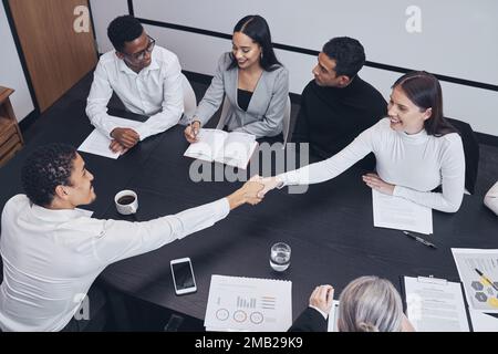 Schön, Sie endlich kennenzulernen. Zwei Geschäftskollegen schütteln bei der Begrüßung die Hand. Stockfoto