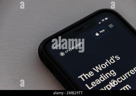 Vancouver, KANADA - Jan 14 2023 : Logo der Crypto.com-Website auf einem iPhone. Crypto.com ist ein in Singapur ansässiges Unternehmen für den Austausch von Kryptowährungen Stockfoto