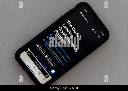 Vancouver, KANADA - Jan 14 2023 : Crypto.com Webseite auf einem iPhone Bildschirm. Crypto.com ist ein in Singapur ansässiges Unternehmen für den Austausch von Kryptowährungen Stockfoto